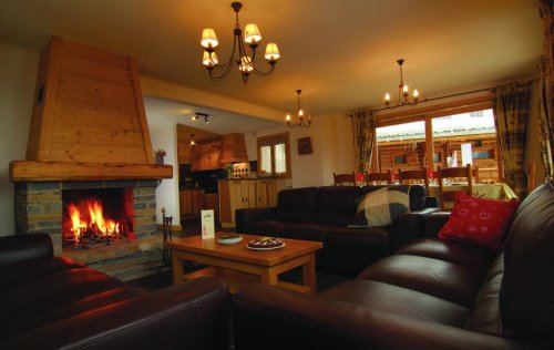 Chalet Le Notus lounge with fireplace